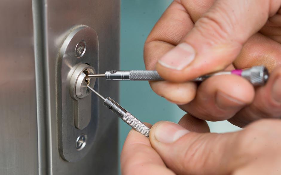 ouvrir une porte Villuis